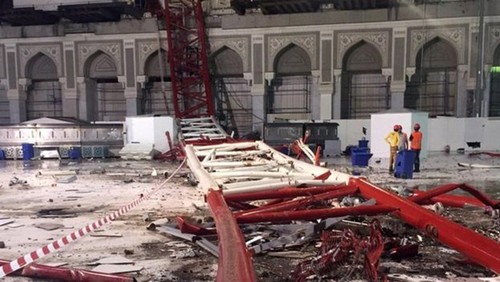 В результате падения крана на мечеть в Мекке погибли более 100 человек  - ảnh 1